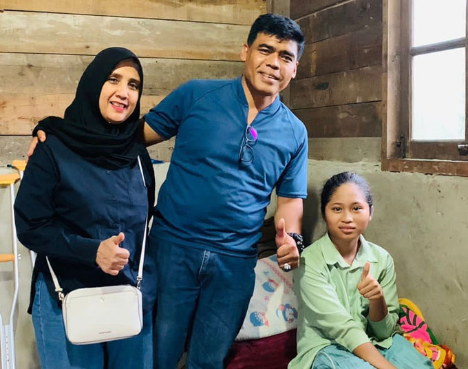 Kabid Humas Polda Riau Kombes Pol Sunarto (tengah) berfoto bersama istri dan Mita di rumahnya, Sabtu (19/11/2022).